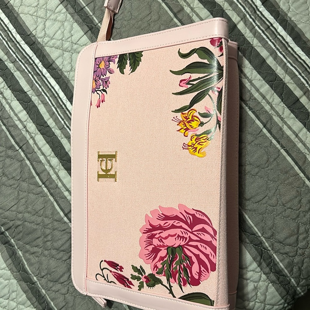 Bolsa para maquillaje nueva muy bonita